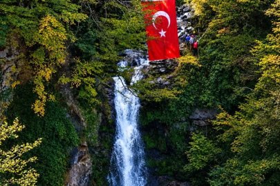 Giresun'da şelale üzerinde Cumhuriyet kutlaması