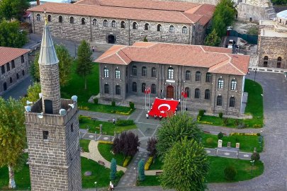 Tarihi İçkale’de 54 metrekarelik Türk bayrağıyla Cumhuriyet coşkusu