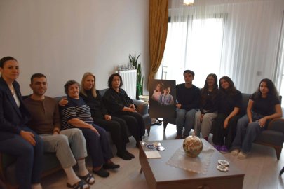 İzmir depreminde hayatını kaybeden ikizlerin arkadaşları, acılı anneyi yalnız bırakmadı