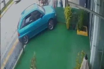 Çorum'da otomobil mağazaya girdi
