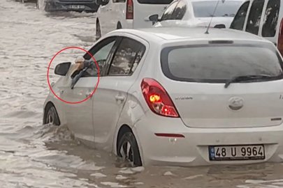 Otomobiline dolan suyu bardakla tahliye etmeye çalıştı
