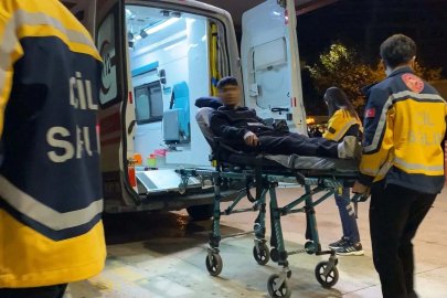 Topu almak için duvardan atlayan genç dikenli tellere takılıp ağır yaralandı