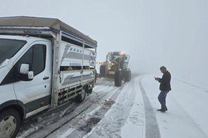 Muş’ta kar yağışı nedeniyle yollarda kalan araçların sürücüleri kurtarıldı