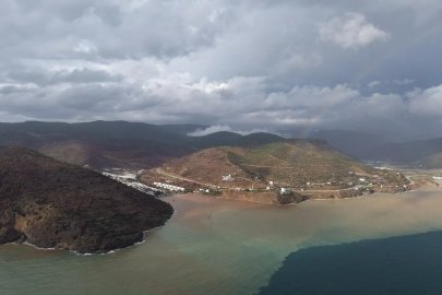 Mersin’de denizin rengi kahverengiye döndü