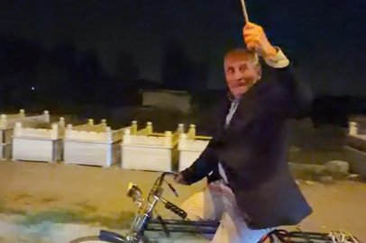 Cumhuriyet konvoyuna bisikletiyle katılan emekliye anlamlı hediye