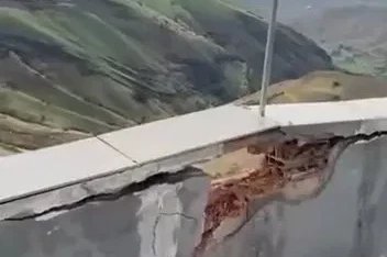 Siirt’te sağanak ve dolu hayatı olumsuz etkiledi, binaya yıldırım isabet etti