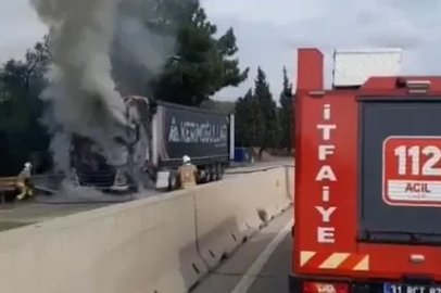 Hatay'da seyir halindeyken alev alan TIR yandı