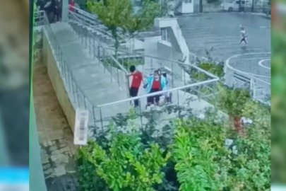 Aniden yağmur bastırınca engelli arkadaşının yardımına koştu